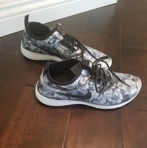 Nike Floral Juvenate sneakers